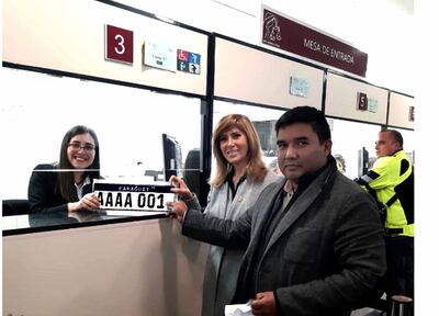 La directora del Registro Automotor, Julia Cardozo, hace entrega de una de las 7.313 patentes del Mercosur expedidas.