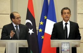 el-expresidente-frances-nicolas-sarkozy-d-y-el-expresidente-libio-mahmoud-jibril-archivo-202101000000-502434.jpg