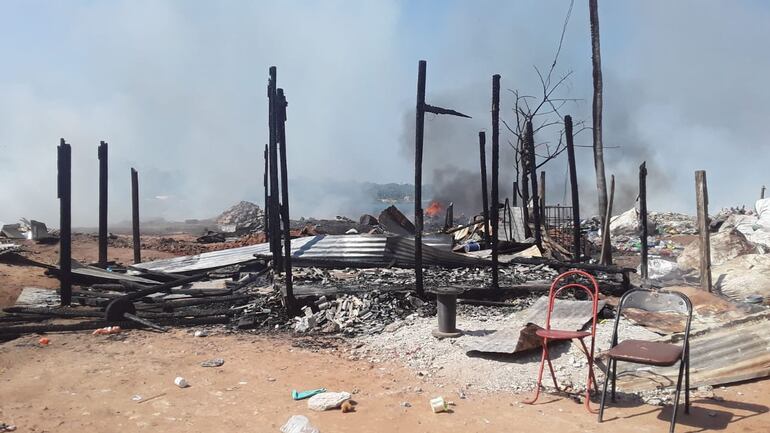 Esta vivienda consumida por las llamas en el barrio Yukyty.