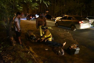 El joven herido al momento de ser asistido por bomberos.
