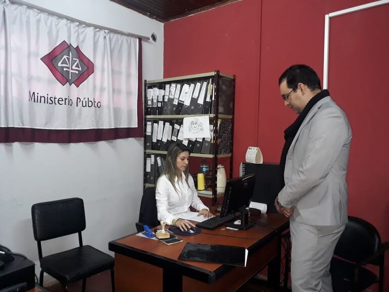 El abogado Cristhian David Cabral, al presentar la denuncia contra Prieto esta mañana.