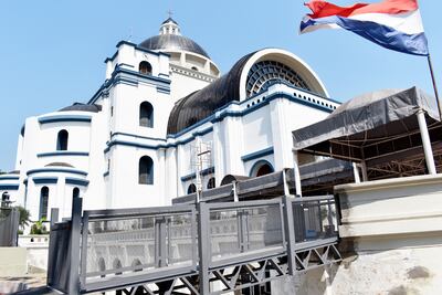 La pintura exterior está culminada con un cambio en los colores, que ahora son blanco con terminaciones en azul, al igual que los colores del vestuario de la Virgen de Caacupé.