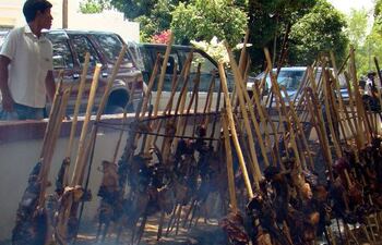 el-tradicional-asado-a-la-estaca-que-fue-el-almuerzo-en-la-reedicion-de-la-fiesta-a-lo-vallete-en-general-diaz--202125000000-1280946.jpg