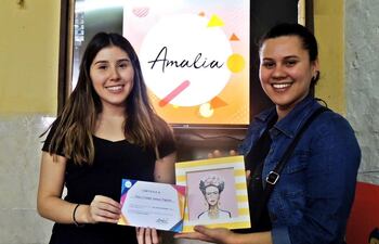 La emprendedora Amalia Romero (25) con una de las participantes de su taller de manualidades.