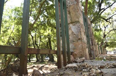 En algunas partes, los ladrones llevan un barrote y dejan otro, de manera que al menos de lejos no se note la gran cantidad que están robando.