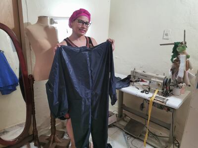 Ingrid Álvarez, en su taller, en el que se confeccionan las prendas de protección para médicos y enfermeras.