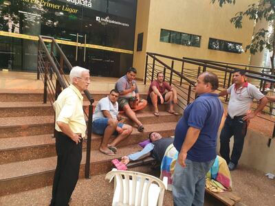 El padre de la parroquia Virgen de la Candelaria, José María Velasco (i), visitó a los choferes.