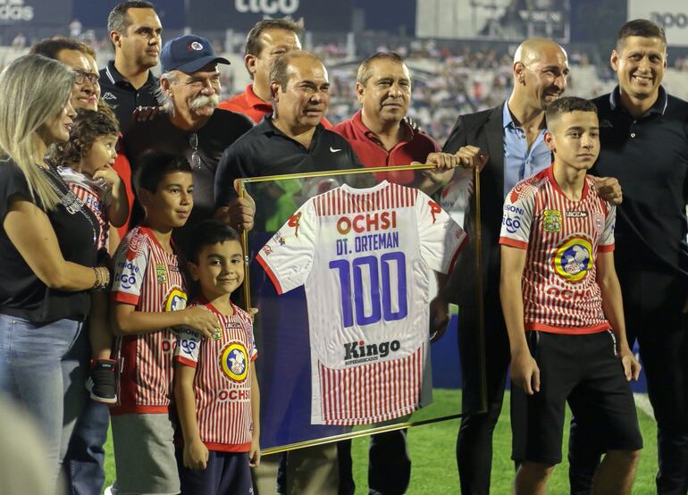 El presidente Ramón Delgado con el cuadro entregado a Sergio Orteman por los 100 partidos.