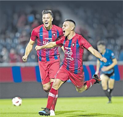 La celebración de Ángel “Pika” Cardozo Lucena tras anotar el segundo de Cerro Porteño y lo acompaña Diego Churín.