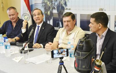 El senador Fernando Silva Facetti (i); Martín Burt, de la Fundación Paraguay, y el presidente del Senado, Blas Llano, en la presentación del anteproyecto que busca eliminar la pobreza en Paraguay.