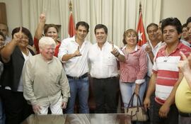 horacio-cartes-junto-a-eliseo-fernandez-oviedo-primo-de-ariel-oviedo-ayer-en-la-junta-de-gobierno--231326000000-538081.jpg
