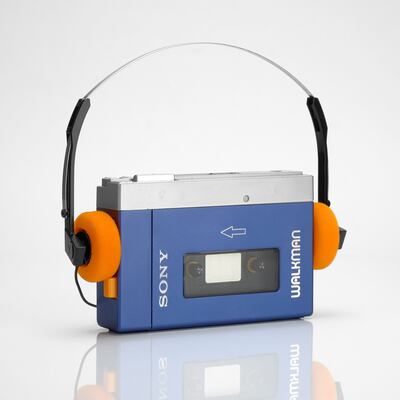 El walkman era un reproductor portátil de cassettes con auriculares y calidad estéreo.