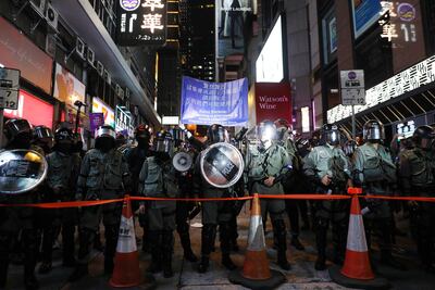 Policías antidisturbios durante una manifestación en Hong Kong, este jueves.