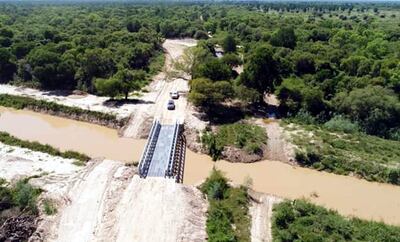 El puente metálico sobre el cauce Toro Mocho permite a los pobladores de Línea 32 romper el aislamiento en que viven, oportunidad que beneficia también al fortín Gral. Díaz.