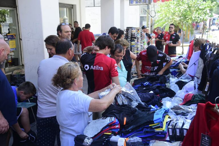Los vendedores están de parabienes con la llegada de los hinchas. Cada turista dejará unos US$ 350 por noche.