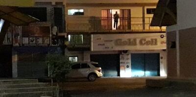 El jefe comunal se asoma al balcón de su oficina luego de cruzar al Brasil y volver al Paraguay   sin permiso de las autoridades.