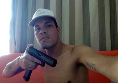 Celso Luis Alvarenga Oviedo posa con una pistola con un cargador reforzado. La foto fue enviada a otros jefes del PCC.