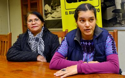 Vicenta Rodríguez (izq.) y Celeste Escobar, ceramistas, desean vender sus productos para viajar a un encuentro internacional.