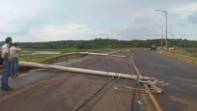 Diez columnas fueron derribadas por temporal.