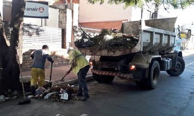 Los funcionarios de Servicios Urbanos no han detenido su trabajo. Limpian la ciudad y recolectan la basura.