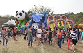 Los niños disfrutaron de variados juegos por su día.
