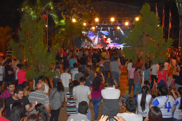 La fiesta creativo logró copar la plaza de los Héroes de Villarrica.