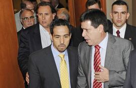 horacio-cartes-conversa-con-su-secretario-fernando-ojeda-a-su-salida-de-una-reunion-con-empresarios--210515000000-553662.jpg