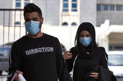Un hombre y una mujer con tapabocas en las inmediaciones de un hospital en Beirut, Líbano.