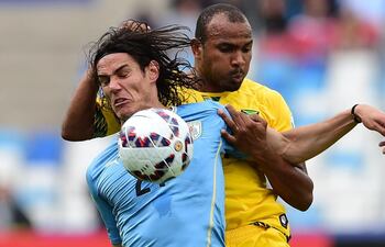 rodolph-austin-capitan-de-jamaica-lucha-por-el-balon-con-el-charrua-edinson-cavani--124007000000-1341335.JPG
