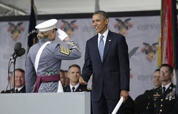 el-presidente-estadounidense-barack-obama-d-se-dispone-a-entregar-un-diploma-a-una-alumna-durante-una-ceremonia-de-graduacion-de-nuevos-cadetes-en-185344000000-1088249.JPG