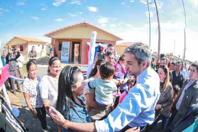 Mario Abdo Benítez, presidente de la República, participó esta mañana de la habilitación de 50 viviendas del territorio social Sol Naciente.