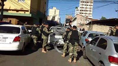 Militares colocan alambres de púa para frenar el avance de la manifestación.