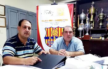 el-nuevo-presidente-de-sport-colombia-jose-solis-y-a-su-derecha-el-vicepresidente-javier-gonzalez--214858000000-1791026.jpg