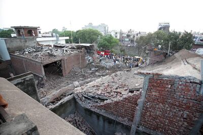Rescatistas trabajan entre los escombros de la fábrica de fuegos artificiales en Batala, a 40 km de Amritsar, India.