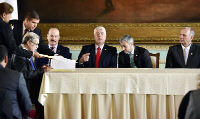 El presidente Mario Abdo  (c) observa la firma del contrato de construcción de la Costanera Sur. Fue ayer en Palacio de López.