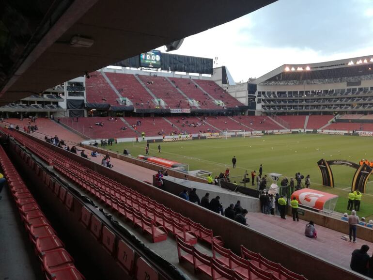 El estadio Casa Blanca donde a las 20:30 jugarán Liga y Olimpia por la Copa Libertadores.