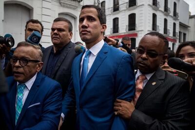 El presidente de la Asamblea Nacional de Venezuela, Juan Guaido, en las inmediaciones de la sede de la AN este domingo, en Caracas.