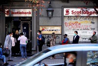 Chilenos hacen fila para realizar gestiones en una entidad bancaria. El gobierno de Sebastián Piñera anunció que trabajan en un plan para dejar el confinamiento, aunque adelantó que será de forma gradual.