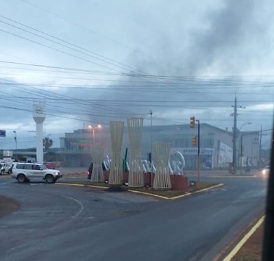 Una densa humareda se percibe en la zona del incendio.
