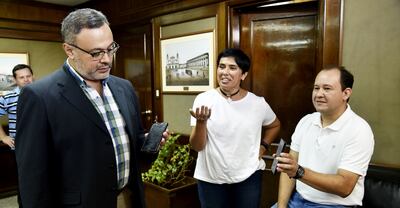 El presidente de la Junta, Humberto Blasco, y otros dos concejales muestran sus celulares actuales.