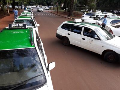 Taxistas de Ciudad del Este se movilizan para exigir reglamentación de los servicios de Uber y Muv.