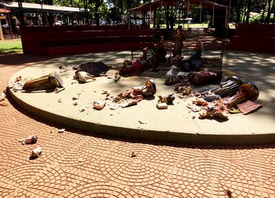 Imágenes de cerámica del pesebre de la plaza fueron destruidas.