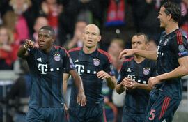 el-jugador-del-bayern-munich-david-alaba-i-celebra-su-gol-ante-el-viktoria-plzen-con-sus-companeros-de-equipo-205851000000-617564.JPG
