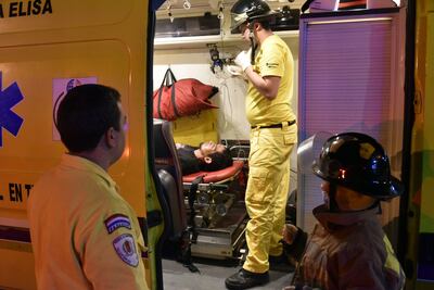 Bomberos asisten a la víctima del asalto.