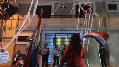 Manifestación frente a la vivienda en Asunción del presidiente de Diputados y la ANR, Pedro Alliana.
