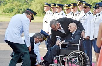 marito-c-ayuda-a-un-militar-retirado-ayer-en-el-acto-de-aniversario-de-la-fap--210111000000-1784918.jpg