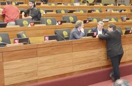 diputados-colorados-y-liberales-conversan-minutos-antes-del-inicio-de-la-sesion-de-la-camara-en-la-que-se-acordo-denunciar-al-ministro-de-obras-publi-215459000000-540137.jpg