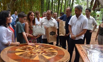 Mario Abdo (der.) y la primera dama Silvana López Moreira (c) visitaron ayer la ciudad de Atyrá.