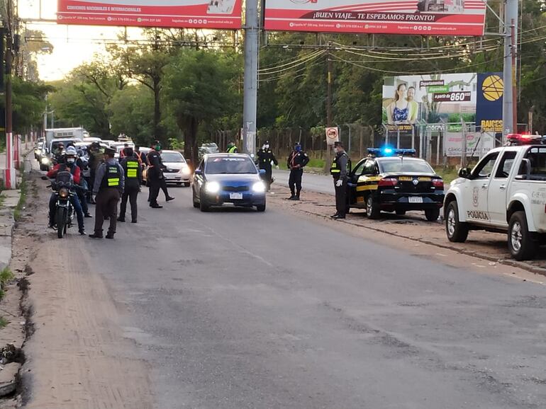 Policías, militares y agentes del Ministerio Público en un punto de control en San Lorenzo, este viernes.