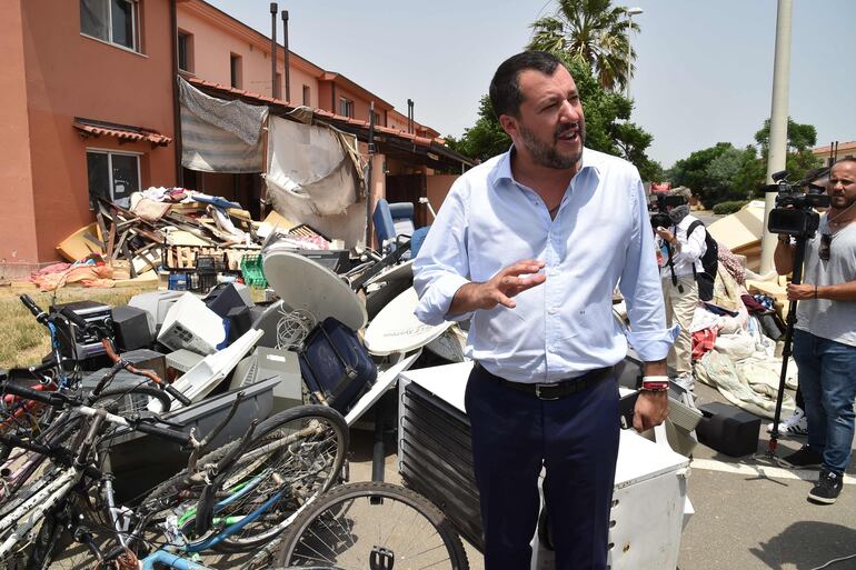 El ministro del Interior Matteo Salvini junto a una pila de basura, durante el cierre del centro de asilo para migrantes más grande de Europa, en Mineo.
